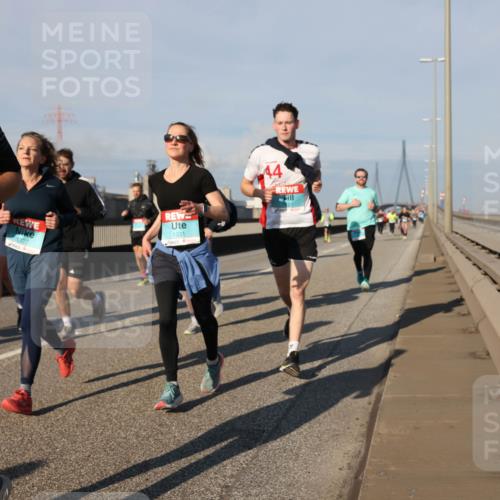 03.10.2025 - Köhlbrandbrückenlauf Lena Gebhardt http://msf.ph/oto/9136229 03.10.2025 09:54:07 Position 2 1921, 1327, 1331, 44 meine-sportfotos.de