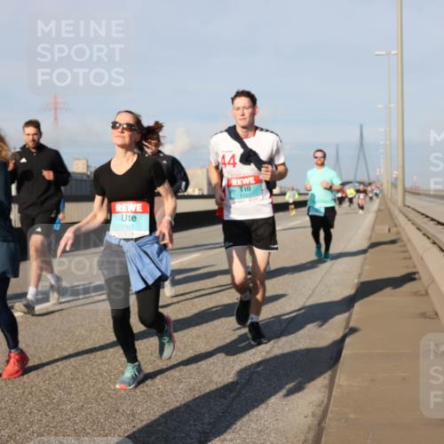 03.10.2025 - Köhlbrandbrückenlauf Lena Gebhardt http://msf.ph/oto/9136234 03.10.2025 09:54:07 Position 2 1331, 44, 115 meine-sportfotos.de
