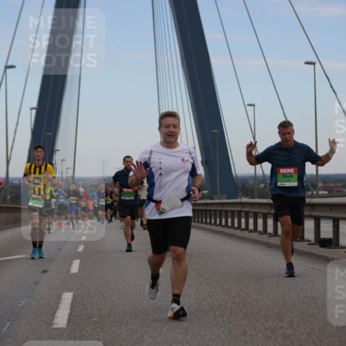 03.10.2025 - Köhlbrandbrückenlauf Jannik Wohlers http://msf.ph/oto/9136628 03.10.2025 15:24:43 Position 1 8825, 1, 1 meine-sportfotos.de