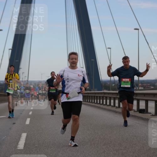 03.10.2025 - Köhlbrandbrückenlauf Jannik Wohlers http://msf.ph/oto/9136633 03.10.2025 15:24:43 Position 1 8825, 181, 7340 meine-sportfotos.de
