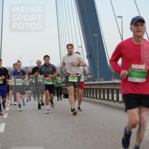 03.10.2025 - Köhlbrandbrückenlauf Jannik Wohlers http://msf.ph/oto/9136852 03.10.2025 15:24:48 Position 1 7174 meine-sportfotos.de