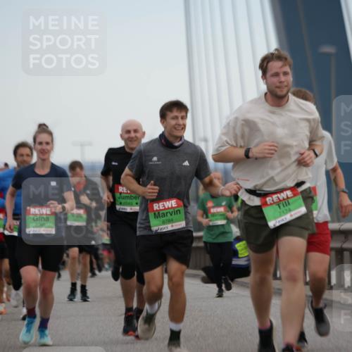 03.10.2025 - Köhlbrandbrückenlauf Jannik Wohlers http://msf.ph/oto/9136889 03.10.2025 15:24:49 Position 1 7300, 8048, 8049, 8784, 7174 meine-sportfotos.de