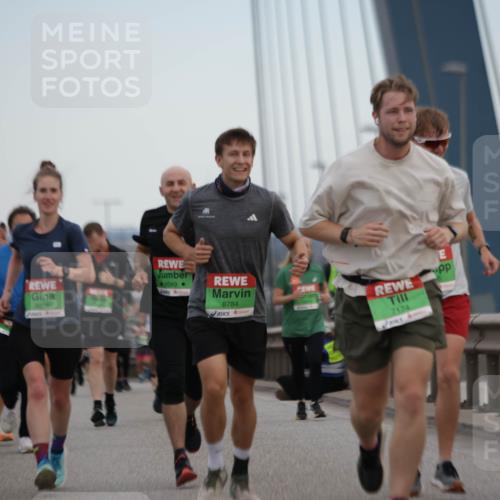 03.10.2025 - Köhlbrandbrückenlauf Jannik Wohlers http://msf.ph/oto/9136899 03.10.2025 15:24:49 Position 1 8049, 7300, 8048, 8784, 7174 meine-sportfotos.de
