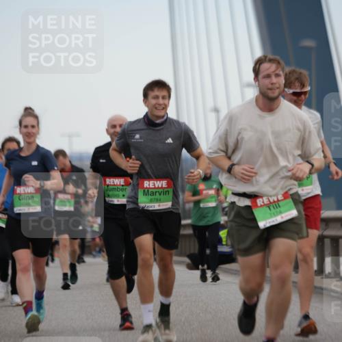03.10.2025 - Köhlbrandbrückenlauf Jannik Wohlers http://msf.ph/oto/9136904 03.10.2025 15:24:49 Position 1 7300, 8048, 8049, 8784, 7174 meine-sportfotos.de