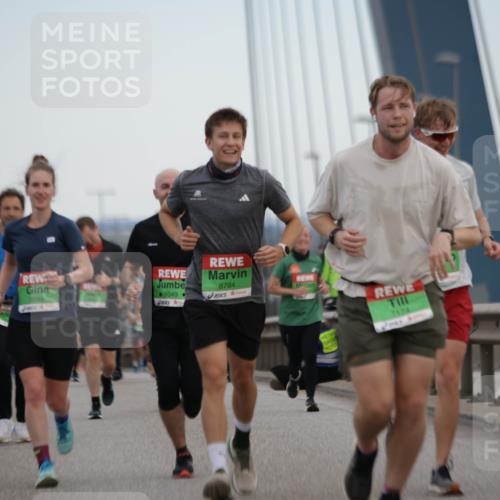 03.10.2025 - Köhlbrandbrückenlauf Jannik Wohlers http://msf.ph/oto/9136908 03.10.2025 15:24:49 Position 1 7300, 8048, 8784, 8049, 7174 meine-sportfotos.de
