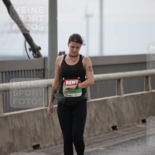 03.10.2025 - Köhlbrandbrückenlauf Jannik Wohlers http://msf.ph/oto/9137479 03.10.2025 16:07:46 Position 1 8494 meine-sportfotos.de
