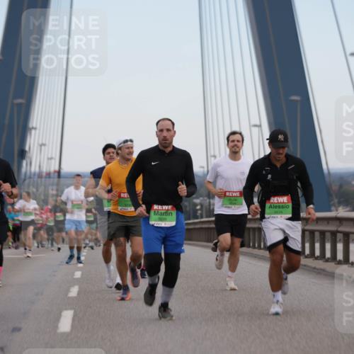03.10.2025 - Köhlbrandbrückenlauf Jannik Wohlers http://msf.ph/oto/9137966 03.10.2025 15:25:22 Position 1 9299, 9744, 9634 meine-sportfotos.de