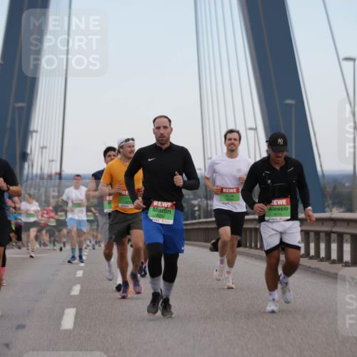 03.10.2025 - Köhlbrandbrückenlauf Jannik Wohlers http://msf.ph/oto/9137970 03.10.2025 15:25:22 Position 1 9299, 9744, 9634 meine-sportfotos.de
