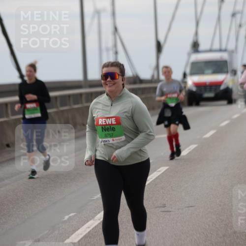 03.10.2025 - Köhlbrandbrückenlauf Jannik Wohlers http://msf.ph/oto/9138060 03.10.2025 16:08:10 Position 1 8757 meine-sportfotos.de