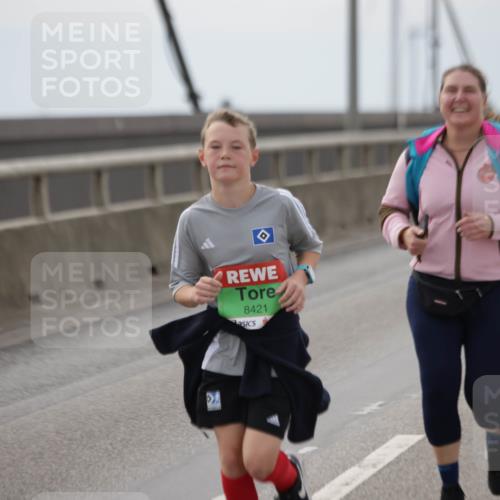 03.10.2025 - Köhlbrandbrückenlauf Jannik Wohlers http://msf.ph/oto/9138172 03.10.2025 16:08:15 Position 1 8421 meine-sportfotos.de