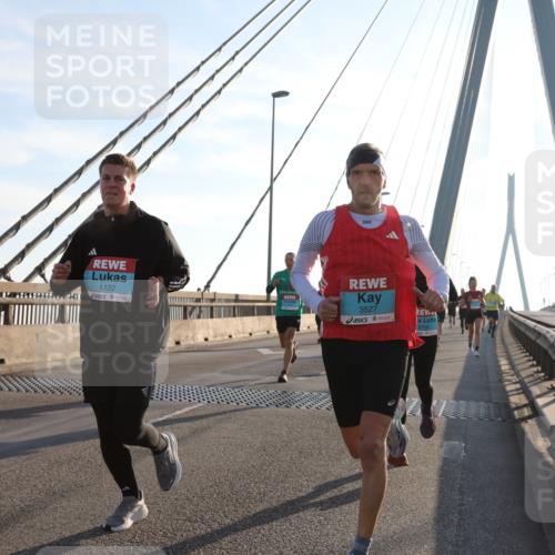 03.10.2025 - Köhlbrandbrückenlauf Yannick Fuchs http://msf.ph/oto/9138318 03.10.2025 08:22:30 Position 2 1122, 3527, 2708 meine-sportfotos.de