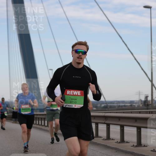 03.10.2025 - Köhlbrandbrückenlauf Jannik Wohlers http://msf.ph/oto/9138339 03.10.2025 15:28:21 Position 1 9710 meine-sportfotos.de