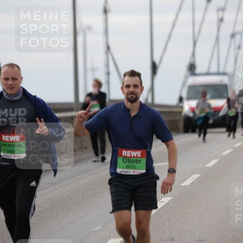03.10.2025 - Köhlbrandbrückenlauf Jannik Wohlers http://msf.ph/oto/9138421 03.10.2025 16:08:36 Position 1 8682, 8672 meine-sportfotos.de