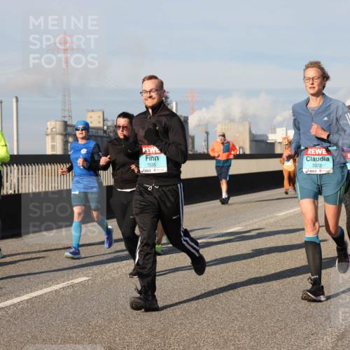 03.10.2025 - Köhlbrandbrückenlauf Lena Gebhardt http://msf.ph/oto/9138436 03.10.2025 09:56:08 Position 2 1535, 3372, 2986 meine-sportfotos.de