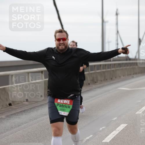 03.10.2025 - Köhlbrandbrückenlauf Jannik Wohlers http://msf.ph/oto/9138527 03.10.2025 16:08:53 Position 1 8690 meine-sportfotos.de