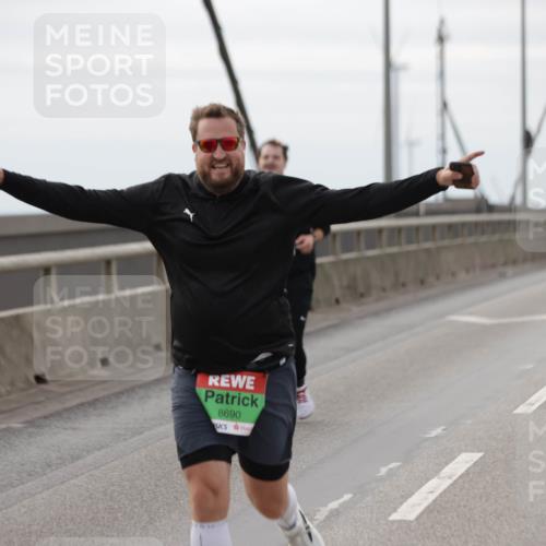 03.10.2025 - Köhlbrandbrückenlauf Jannik Wohlers http://msf.ph/oto/9138532 03.10.2025 16:08:53 Position 1 8690 meine-sportfotos.de