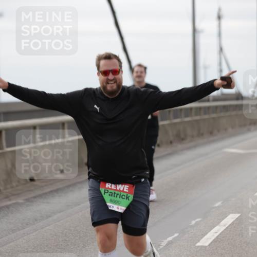03.10.2025 - Köhlbrandbrückenlauf Jannik Wohlers http://msf.ph/oto/9138535 03.10.2025 16:08:53 Position 1 8690 meine-sportfotos.de