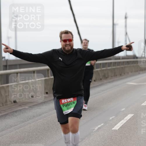 03.10.2025 - Köhlbrandbrückenlauf Jannik Wohlers http://msf.ph/oto/9138549 03.10.2025 16:08:54 Position 1 8690 meine-sportfotos.de
