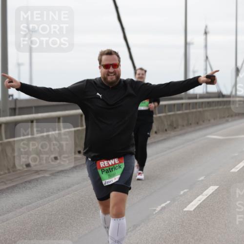 03.10.2025 - Köhlbrandbrückenlauf Jannik Wohlers http://msf.ph/oto/9138552 03.10.2025 16:08:54 Position 1 8690 meine-sportfotos.de