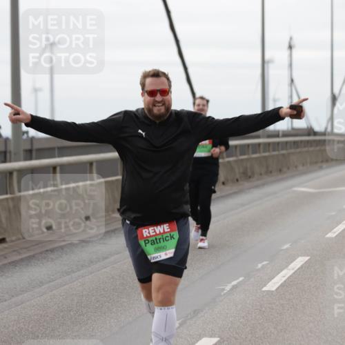 03.10.2025 - Köhlbrandbrückenlauf Jannik Wohlers http://msf.ph/oto/9138557 03.10.2025 16:08:54 Position 1 8690 meine-sportfotos.de