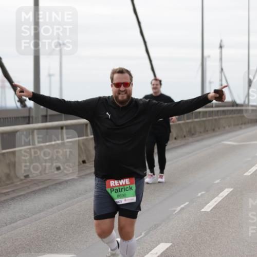 03.10.2025 - Köhlbrandbrückenlauf Jannik Wohlers http://msf.ph/oto/9138570 03.10.2025 16:08:54 Position 1 8690 meine-sportfotos.de