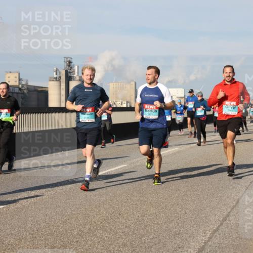 03.10.2025 - Köhlbrandbrückenlauf Lena Gebhardt http://msf.ph/oto/9138740 03.10.2025 09:56:27 Position 2 2144, 2171, 2165 meine-sportfotos.de