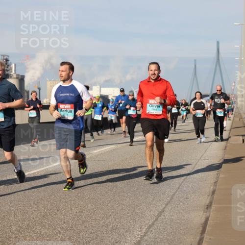 03.10.2025 - Köhlbrandbrückenlauf Lena Gebhardt http://msf.ph/oto/9138745 03.10.2025 09:56:27 Position 2 2144, 2171, 2165 meine-sportfotos.de