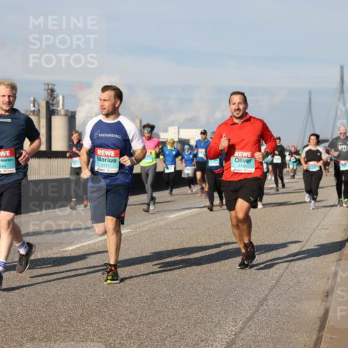 03.10.2025 - Köhlbrandbrückenlauf Lena Gebhardt http://msf.ph/oto/9138747 03.10.2025 09:56:27 Position 2 2144, 2171, 2165 meine-sportfotos.de