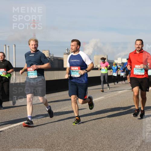 03.10.2025 - Köhlbrandbrückenlauf Lena Gebhardt http://msf.ph/oto/9138753 03.10.2025 09:56:28 Position 2 2144, 2171, 2165 meine-sportfotos.de