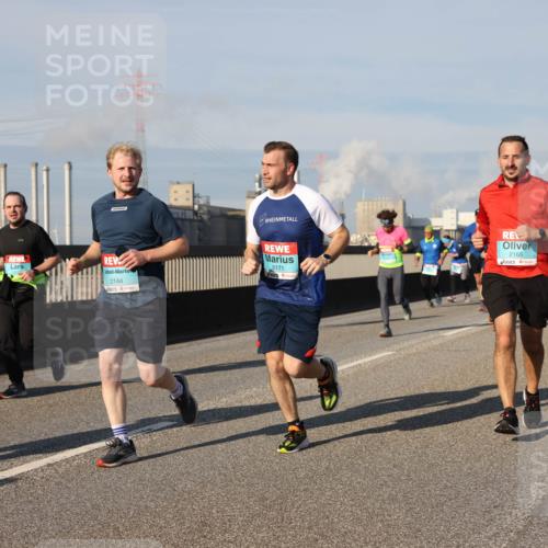 03.10.2025 - Köhlbrandbrückenlauf Lena Gebhardt http://msf.ph/oto/9138757 03.10.2025 09:56:28 Position 2 2144, 2171, 2165 meine-sportfotos.de