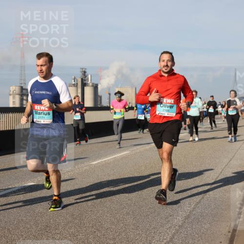 03.10.2025 - Köhlbrandbrückenlauf Lena Gebhardt http://msf.ph/oto/9138765 03.10.2025 09:56:28 Position 2 2144, 2171, 2165 meine-sportfotos.de