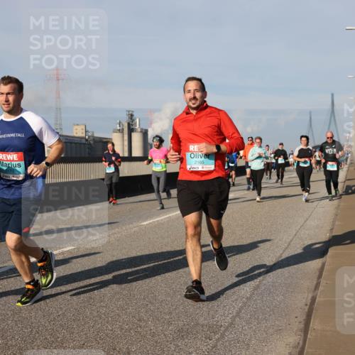 03.10.2025 - Köhlbrandbrückenlauf Lena Gebhardt http://msf.ph/oto/9138774 03.10.2025 09:56:29 Position 2 2171, 2165 meine-sportfotos.de