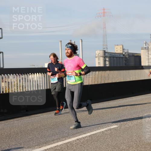 03.10.2025 - Köhlbrandbrückenlauf Lena Gebhardt http://msf.ph/oto/9138809 03.10.2025 09:56:31 Position 2 2813, 2209, 2079 meine-sportfotos.de