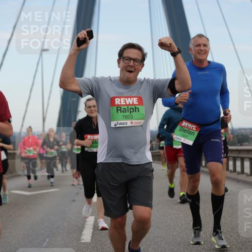 03.10.2025 - Köhlbrandbrückenlauf Jannik Wohlers http://msf.ph/oto/9138913 03.10.2025 15:28:37 Position 1 302, 7603, 7363 meine-sportfotos.de