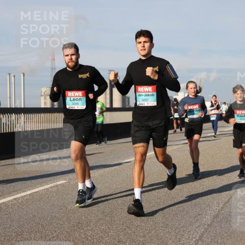 03.10.2025 - Köhlbrandbrückenlauf Lena Gebhardt http://msf.ph/oto/9139194 03.10.2025 09:56:52 Position 2 3229, 3206, 3207, 3219 meine-sportfotos.de