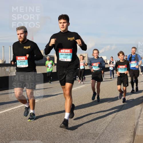 03.10.2025 - Köhlbrandbrückenlauf Lena Gebhardt http://msf.ph/oto/9139200 03.10.2025 09:56:52 Position 2 3207, 3206, 3219 meine-sportfotos.de