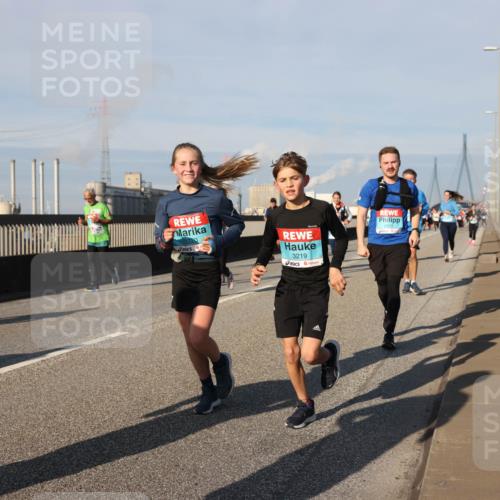 03.10.2025 - Köhlbrandbrückenlauf Lena Gebhardt http://msf.ph/oto/9139222 03.10.2025 09:56:53 Position 2 3220, 3219 meine-sportfotos.de