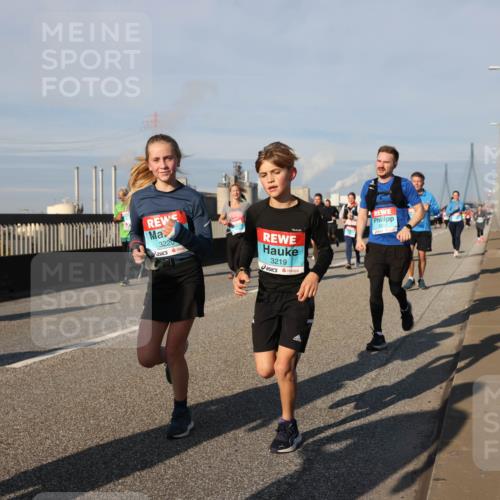 03.10.2025 - Köhlbrandbrückenlauf Lena Gebhardt http://msf.ph/oto/9139224 03.10.2025 09:56:53 Position 2 3220, 3219 meine-sportfotos.de
