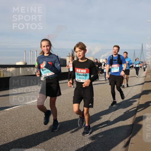 03.10.2025 - Köhlbrandbrückenlauf Lena Gebhardt http://msf.ph/oto/9139228 03.10.2025 09:56:54 Position 2 3220, 3219 meine-sportfotos.de