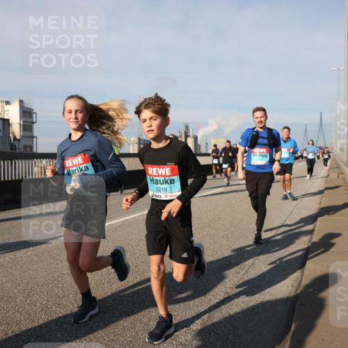 03.10.2025 - Köhlbrandbrückenlauf Lena Gebhardt http://msf.ph/oto/9139232 03.10.2025 09:56:54 Position 2 3219 meine-sportfotos.de