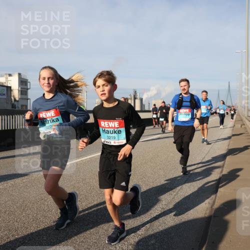 03.10.2025 - Köhlbrandbrückenlauf Lena Gebhardt http://msf.ph/oto/9139234 03.10.2025 09:56:54 Position 2 322, 3219, 2812 meine-sportfotos.de