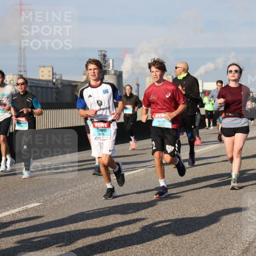 03.10.2025 - Köhlbrandbrückenlauf Lena Gebhardt http://msf.ph/oto/9139587 03.10.2025 09:57:19 Position 2 3727, 2878, 2902 meine-sportfotos.de