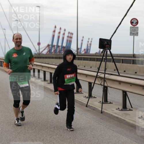 03.10.2025 - Köhlbrandbrückenlauf Jannik Wohlers http://msf.ph/oto/9139597 03.10.2025 16:10:15 Position 1 7951, 8024, 300 meine-sportfotos.de