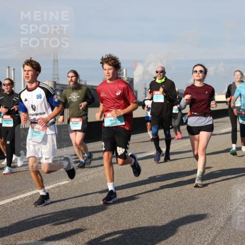 03.10.2025 - Köhlbrandbrückenlauf Lena Gebhardt http://msf.ph/oto/9139598 03.10.2025 09:57:20 Position 2 3727, 78, 1300 meine-sportfotos.de