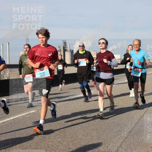 03.10.2025 - Köhlbrandbrückenlauf Lena Gebhardt http://msf.ph/oto/9139605 03.10.2025 09:57:20 Position 2 878, 3727, 2902 meine-sportfotos.de
