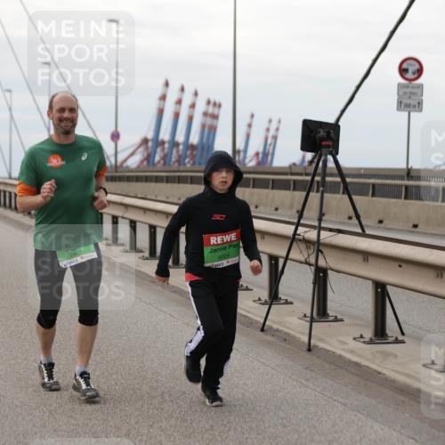 03.10.2025 - Köhlbrandbrückenlauf Jannik Wohlers http://msf.ph/oto/9139606 03.10.2025 16:10:15 Position 1 7951, 50, 8024 meine-sportfotos.de