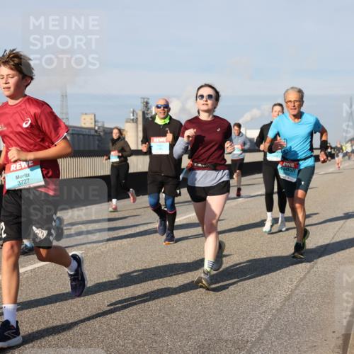 03.10.2025 - Köhlbrandbrückenlauf Lena Gebhardt http://msf.ph/oto/9139612 03.10.2025 09:57:20 Position 2 3727, 1481 meine-sportfotos.de