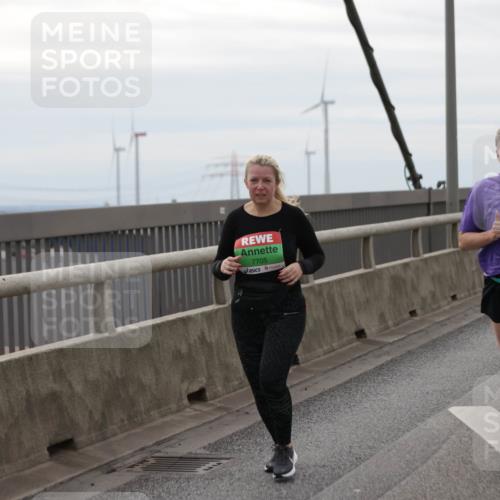 03.10.2025 - Köhlbrandbrückenlauf Jannik Wohlers http://msf.ph/oto/9139660 03.10.2025 16:10:17 Position 1 5310, 7705, 9343 meine-sportfotos.de
