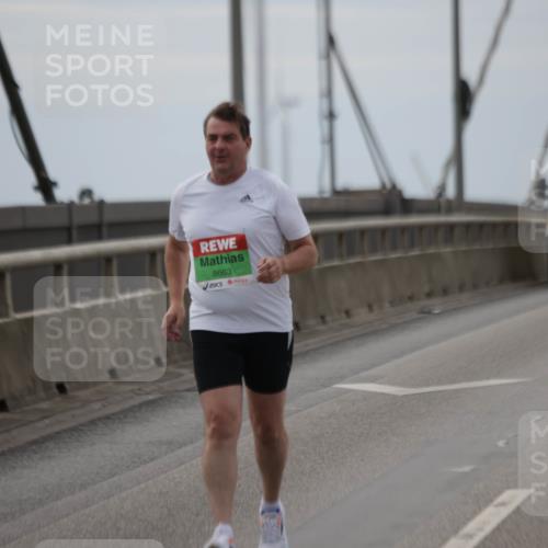 03.10.2025 - Köhlbrandbrückenlauf Jannik Wohlers http://msf.ph/oto/9139755 03.10.2025 16:10:49 Position 1 8663 meine-sportfotos.de
