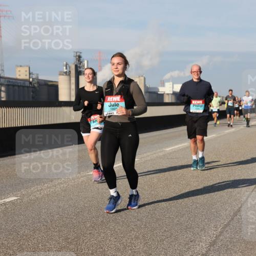 03.10.2025 - Köhlbrandbrückenlauf Lena Gebhardt http://msf.ph/oto/9139772 03.10.2025 09:57:32 Position 2 1821, 1666 meine-sportfotos.de